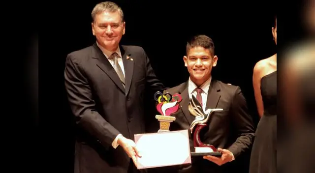 Oscar Terrones medalla de plata en levantamiento de pesas Mundial Sub 17 Oscar Terrones medalla de plata en levantamiento de pesas Mundial Sub 17
