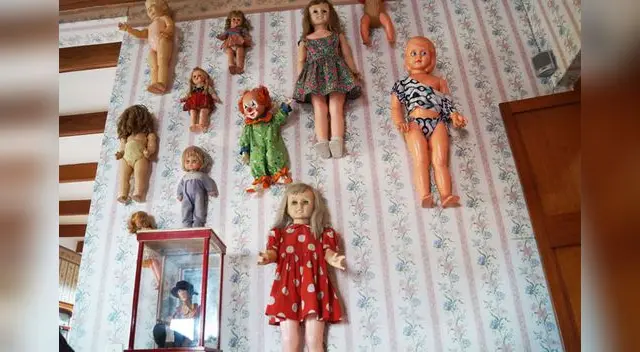 Muñecas de diversos países en el cuarto de las niñas.