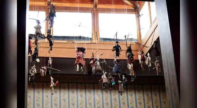 Marionetas colgantes hechas a mano.