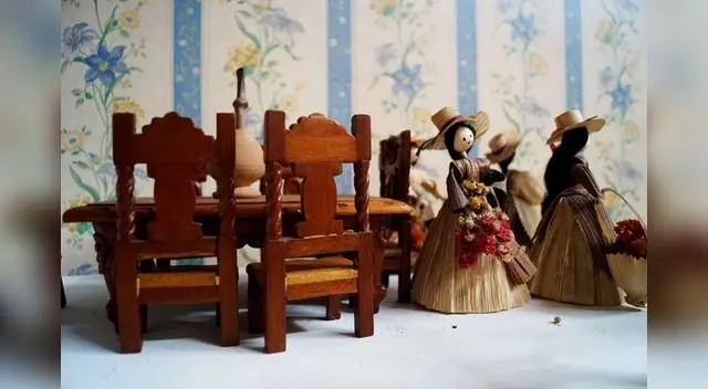 Juego de mesa en miniatura tallado a mano.