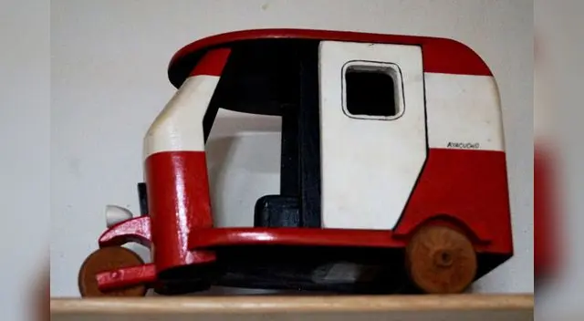 Juguete peruano representando el 'mototaxi', proveniente del departamento de Ayacucho ,tallado en madera.