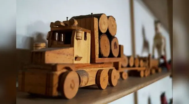 Juguete tallado en madera a mano. Representa la tala de árboles en 1960.