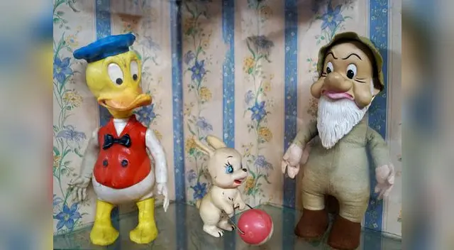 'Pato Donald' y 'Duende de blanca nieves' en vitrinas de donaciones extranjeras.