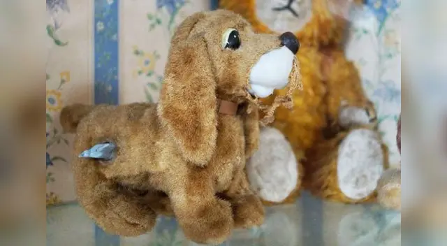 Perro de peluche con manivela