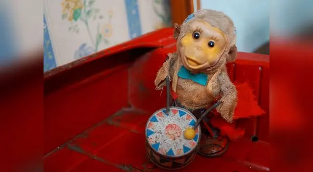 Mono de manivela que hace sonar su tambor.