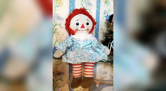 Muñeca de trapo pintada a mano.