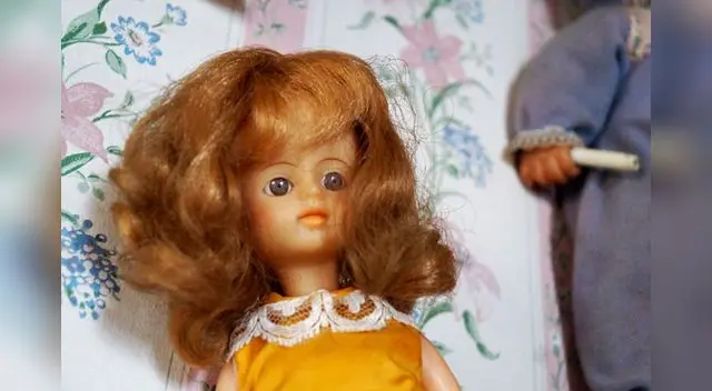 Muñeca 'Barbie' de la época con vestidos intercambiables
