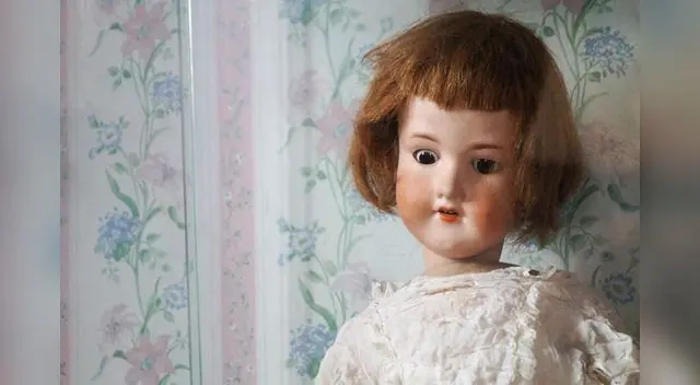 Muñeca francesa de porcelana fina.