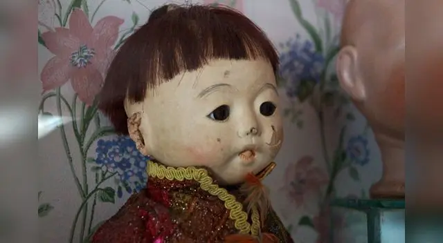 Muñeco asiático de porcelana fina.