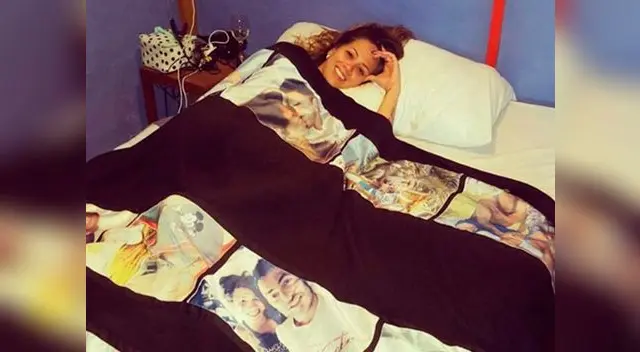 Melissa Klug muestra la frazada que usa para dormir.