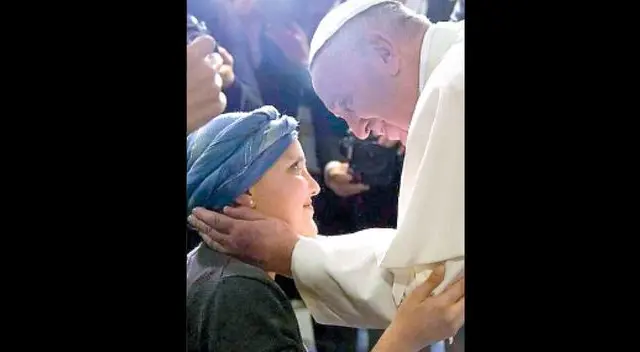 Francisco se conmueve con niña que le cantó Ave María Francisco se conmueve con niña que le cantó Ave María