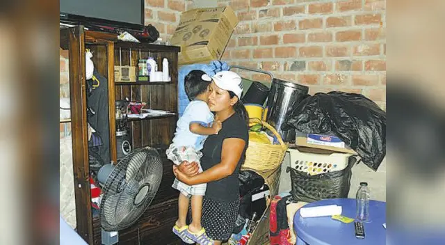 Madre carga a su pequeño que estuvo a punto de ser asesinado por delincuentes en busca del dinero. Madre carga a su pequeño que estuvo a punto de ser asesinado por delincuentes en busca del dinero.