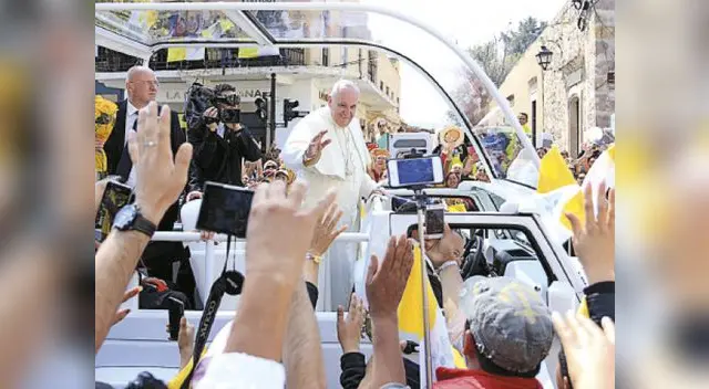 Francisco recibió retrato gigante durante su visita.