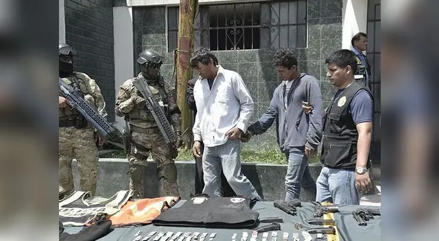 Hampones tenían chalecos de la policía y pasamontañas.