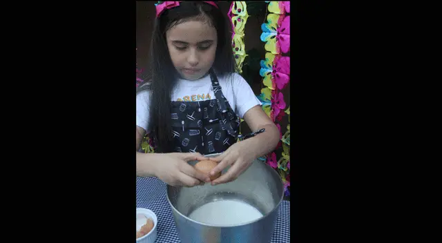 Luego agrega los huevos uno por uno. Luego agrega los huevos uno por uno.