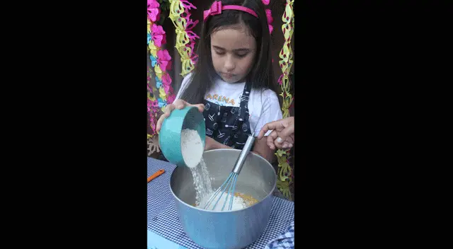 Adiciona el azúcar, la harina y la canela Adiciona el azúcar, la harina y la canela