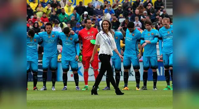 Los jugadores del Barcelona antes del partido rindieron honores a la reina del Carnaval, Paula Miranda, que dio el play de honor.