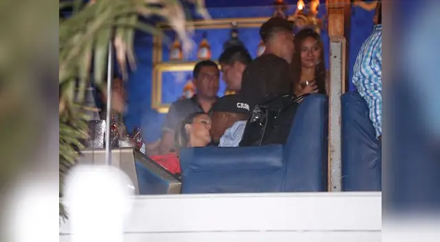 No tienen miedo a besarse en público. No tienen miedo a besarse en público.