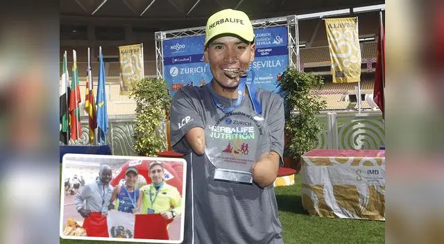 Efraín Sotacuro con los trofeos con que fue reconocido, la medalla de oro y una placa tras su sensacional triunfo en España.