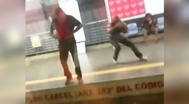 Causaron pánico a todos los pasajeros del tren eléctrico. Causaron pánico a todos los pasajeros del tren eléctrico.