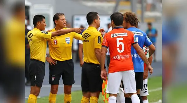 El árbitro Carrillo el día del polémico gol de Cachito Ramírez que evitó que alianza pierda el invicto ante Vallejo en el estadio Nacional.