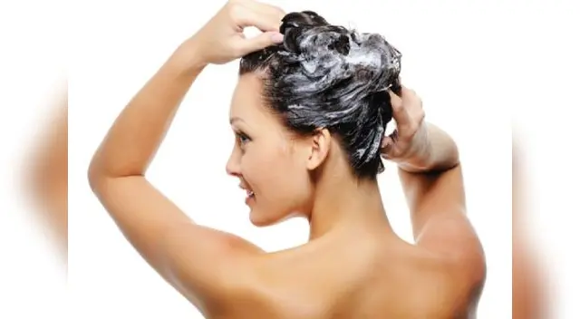 Cuando te apliques el shampoo masajea el cuero cabelludo para estimular la circulación. Cuando te apliques el shampoo masajea el cuero cabelludo para estimular la circulación.