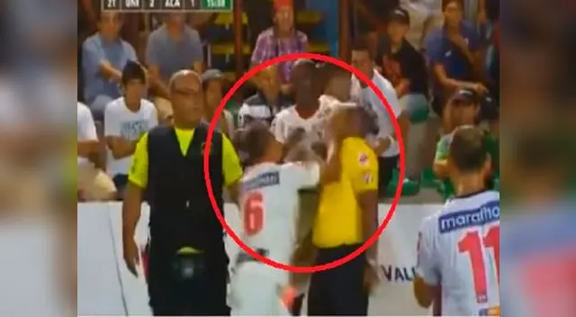 El momento en el que El Puma le da un cachetadón al juez. El momento en el que El Puma le da un cachetadón al juez.