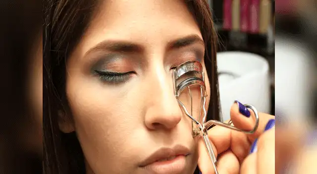 Rizar las pestañas desde lapunta, la parte media y el inicio de las pestañas para darle un apariencia más natural