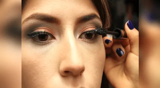 Aplicar el rimel en las pestañas. Un truco es pasar la brocha por encima y luego por debajo de las pestañas.