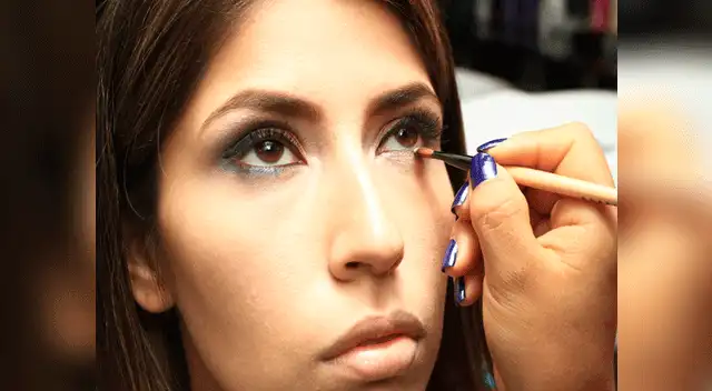 Con una brocha delgada pintar la parte inferior del ojo con los colores que se utilizaron en el parpado.