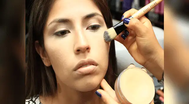 Luego procede con la base que sea lo más cercano al color de la piel.