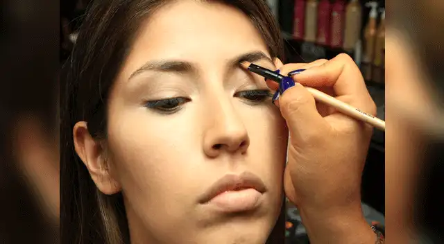 Pintar las cejas con sombras especiales y que vayan de acuerdo al color del cabello.