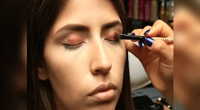 Usar sombra de color coral suave en el lagrimal. Y luego un coral más oscuro en la parte del centro del párpado.