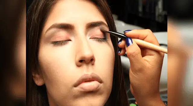 Luego escoger un tono azul marino y aplicarlo en forma de V en el resto del párpado.