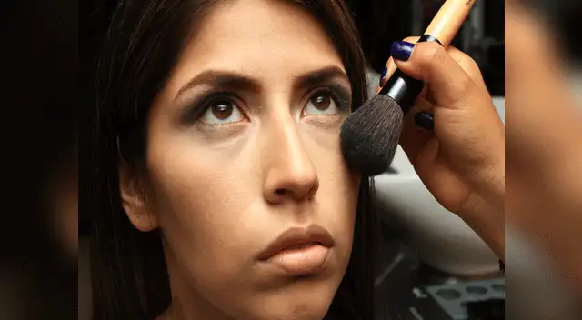 Con una brocha plana y limpia comenzar a difuminar las sombras y luego quitar los excesos.