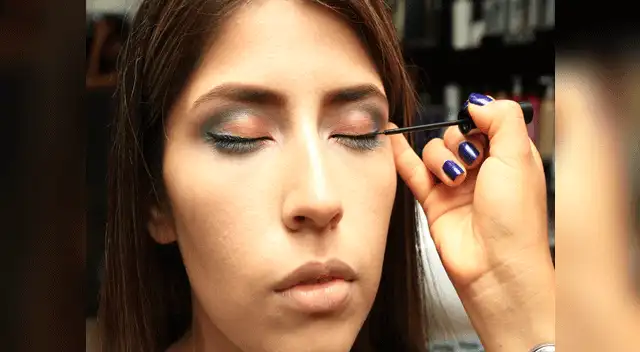 Con un delineador líquido negro dibujar el borde de los párpados de adentro hacia fuera.