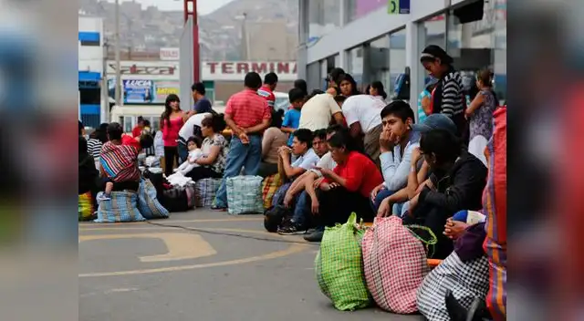 Pasajeros durmieron en terminal al no poder costear pasajes.