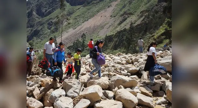 Pasajeros varados caminan 4 horas por bloqueo de la Carretera Central.