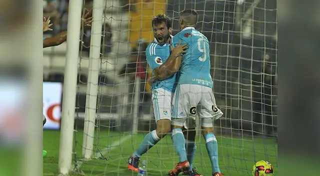 La celebración de Revoredo tras su gol que inauguró el marcador. Con él está Silva que también hizo un buen partido.