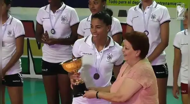 Milca da Silva capitana de la UNSM con el trofeo