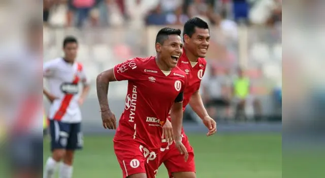 Raúl Ruidíaz celebra con Rengifo su cuarto gol en el año con la 'U'