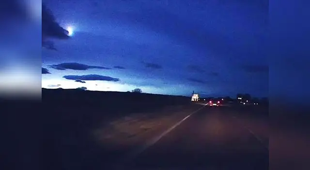 El objeto luminoso fue captado con ayuda de la cámara de seguridad de un auto.