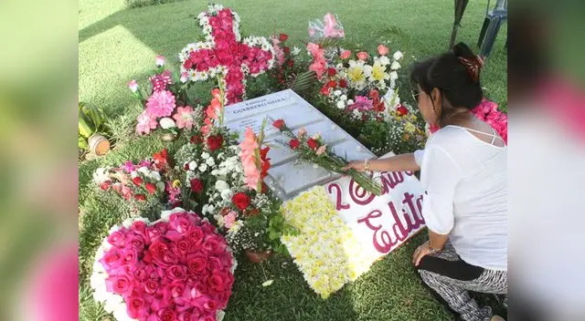 Fans llegaron al cementerio para visitar a su cantante preferida.