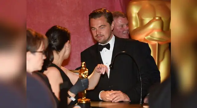 Casi se queda sin premio tras celebración por obtener su primera estatuilla.