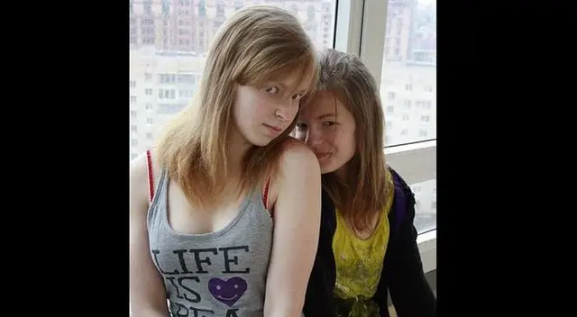 La joven arrancó los ojos y mutiló sus orejas de su hermana. La joven arrancó los ojos y mutiló sus orejas de su hermana.