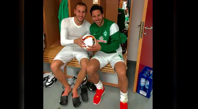 Pizarro junto al autor del primer gol Fin Bartels.