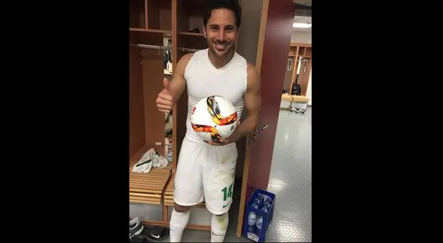 Claudio PIzarro emocionado por sus tres goles.