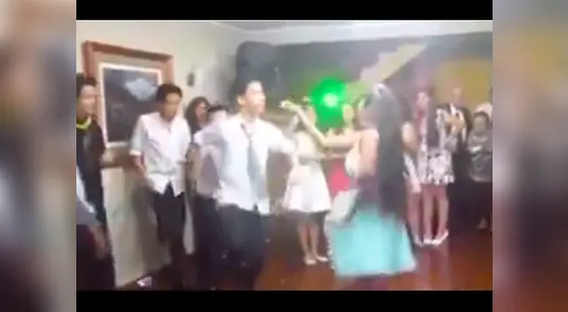Los jóvenes se disputaban por bailar con la chica. Los jóvenes se disputaban por bailar con la chica.