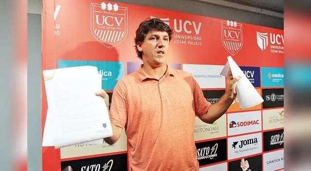 Con papel en mano muestra que recisión de contrato. FOTO: Jaime Mendoza