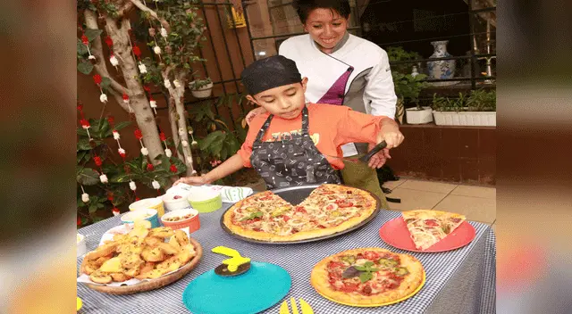 Lleva la pizza al horno hasta que cocinen los ingredientes. Lleva la pizza al horno hasta que cocinen los ingredientes.